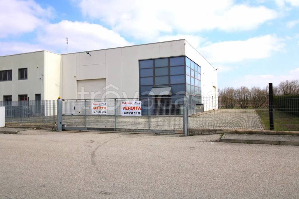 locale commerciale in vendita a Canale
