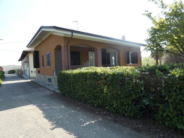casa indipendente in vendita a Canale