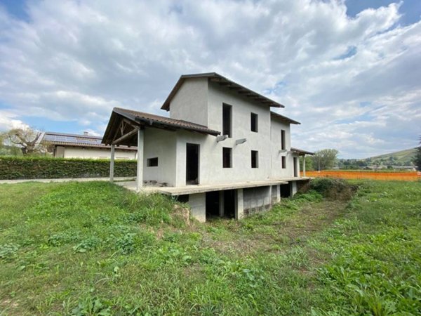 casa indipendente in vendita a Canale