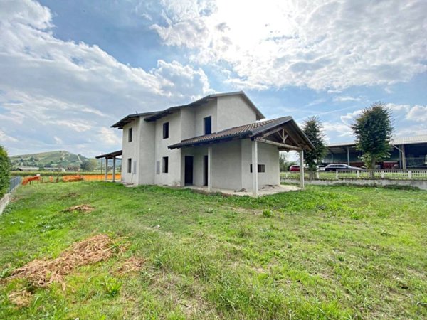 casa indipendente in vendita a Canale
