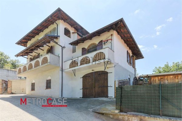 casa indipendente in vendita a Canale