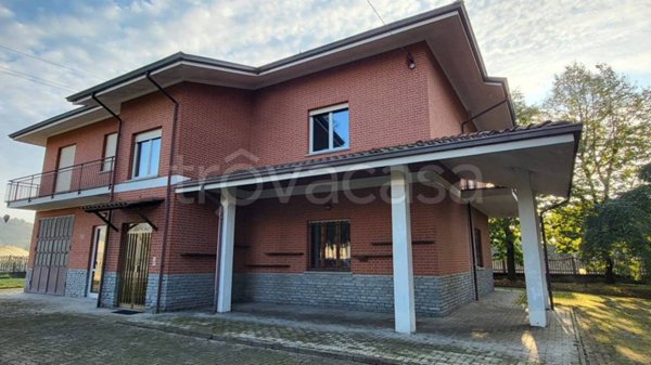 casa indipendente in vendita a Canale