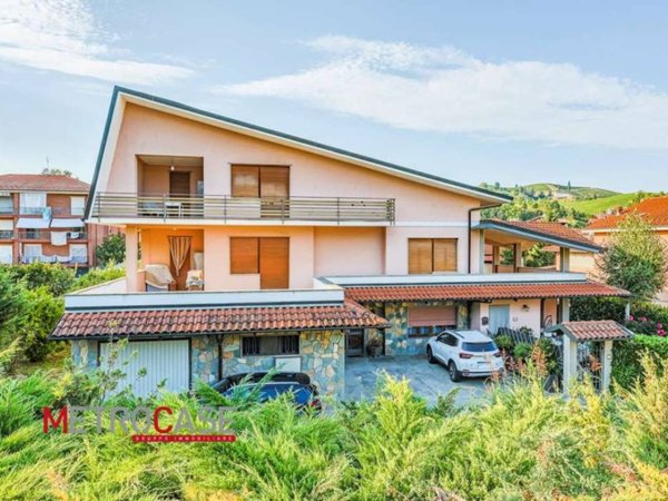 casa indipendente in vendita a Canale