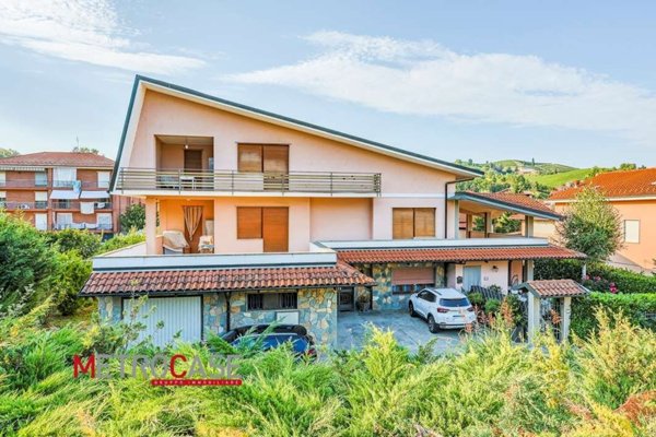 casa indipendente in vendita a Canale