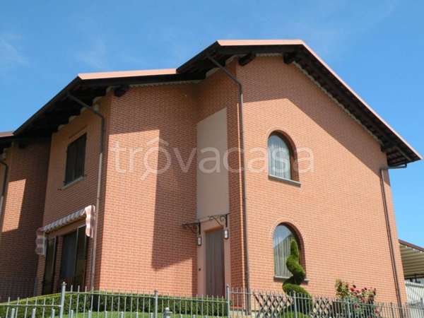 casa indipendente in vendita a Canale