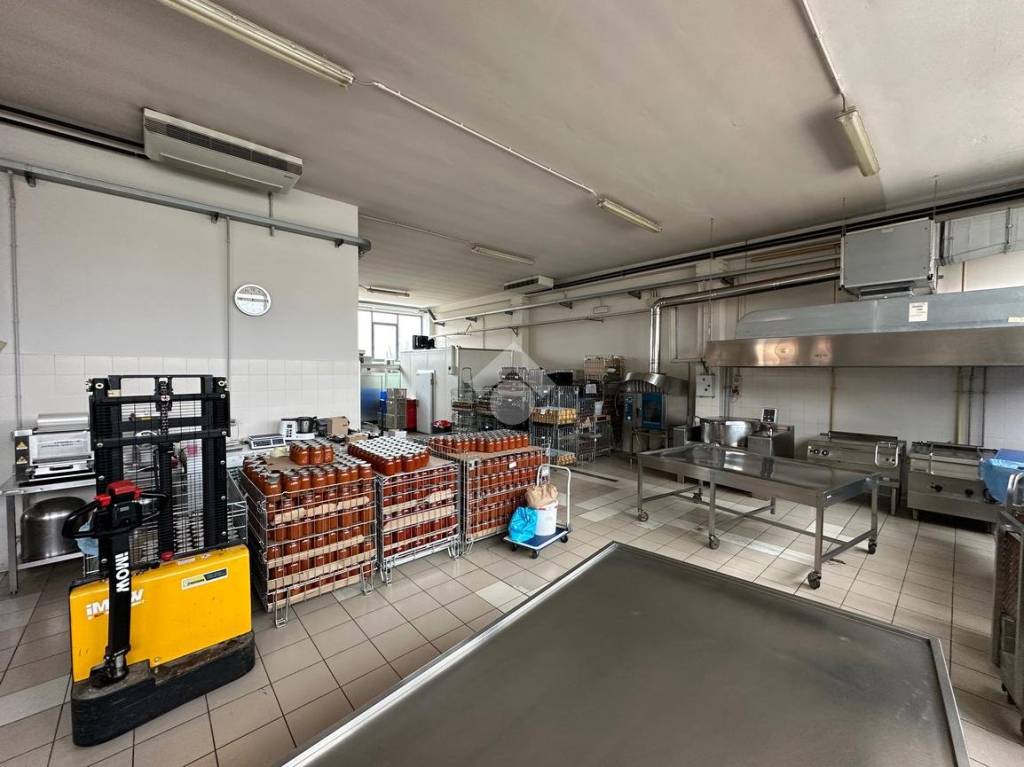 negozio in vendita a Canale