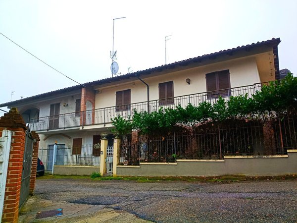 casa indipendente in vendita a Canale