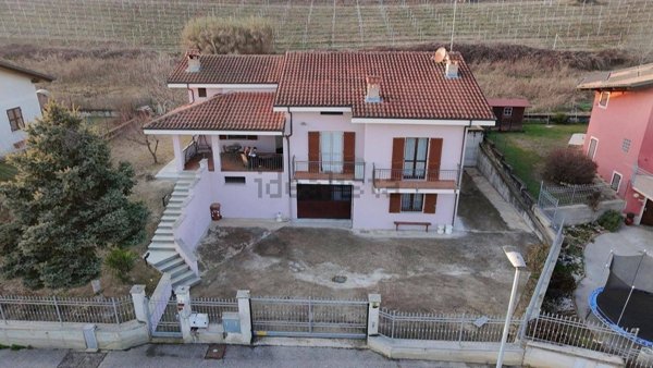 casa indipendente in vendita a Canale