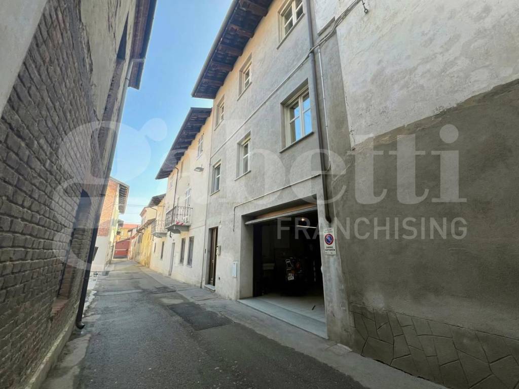 casa indipendente in vendita a Canale