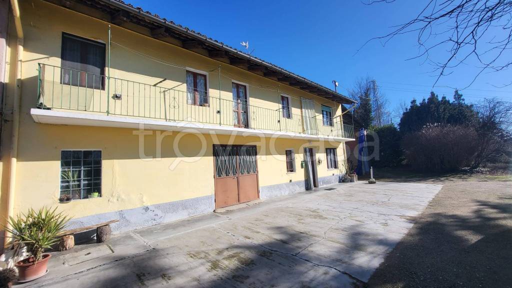 casa indipendente in vendita a Canale