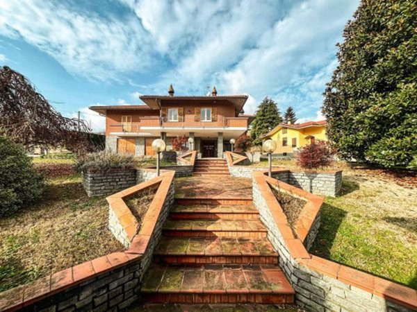 casa indipendente in vendita a Canale