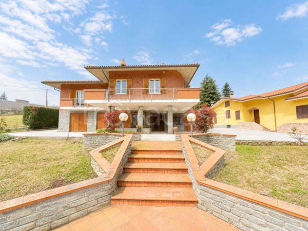 casa indipendente in vendita a Canale