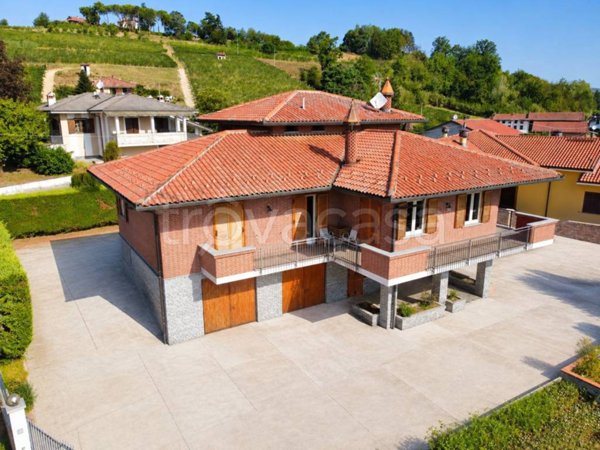 casa indipendente in vendita a Canale