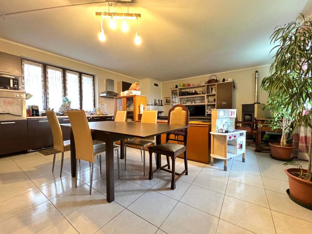 casa indipendente in vendita a Canale