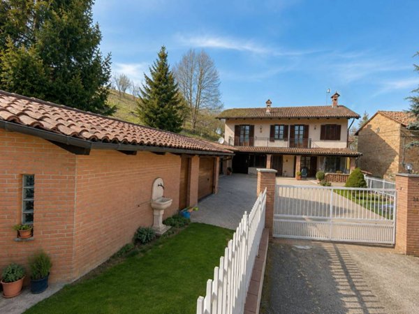 casa indipendente in vendita a Canale