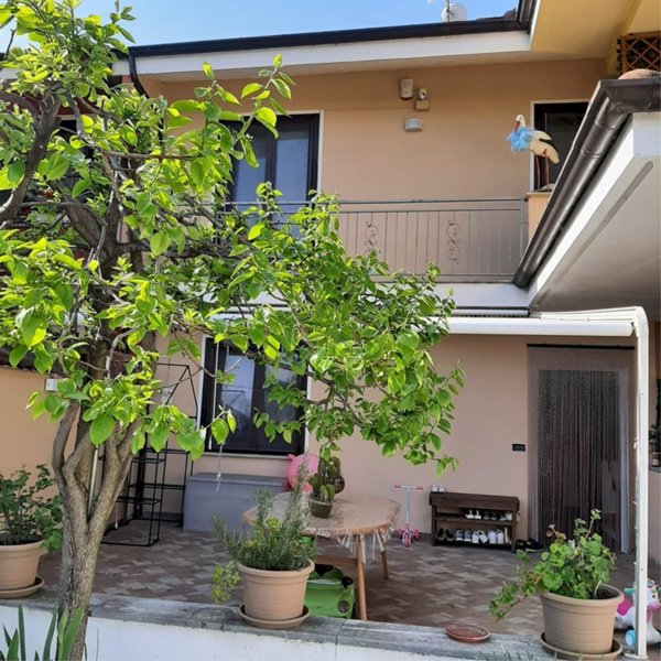 casa indipendente in vendita a Caraglio