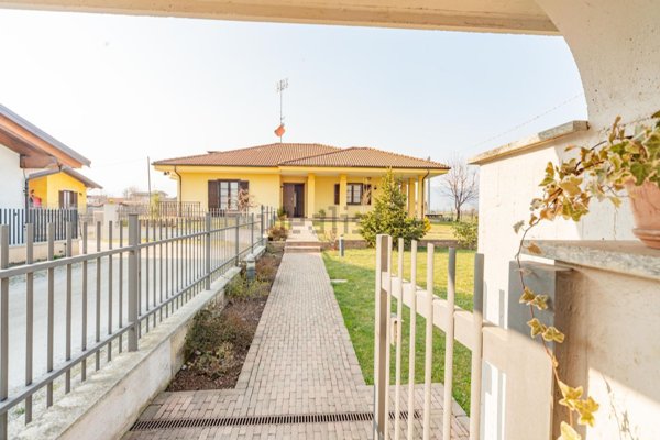 casa indipendente in vendita a Caraglio