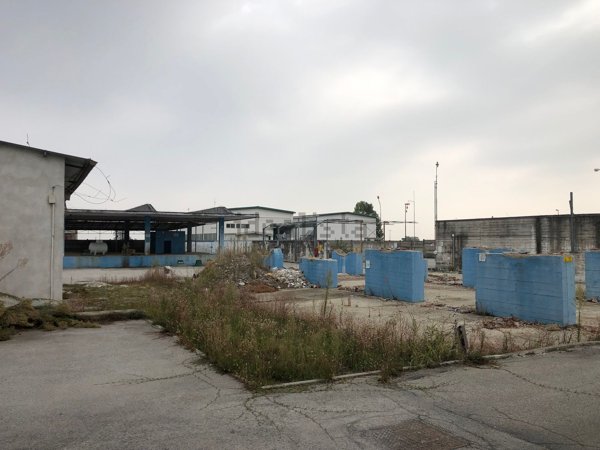 locale di sgombero in vendita a Caraglio