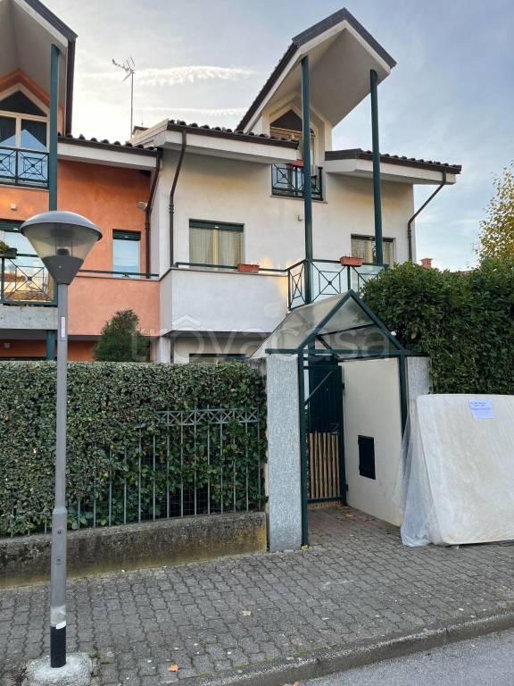casa indipendente in vendita a Caraglio
