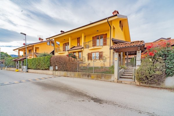 casa indipendente in vendita a Caraglio