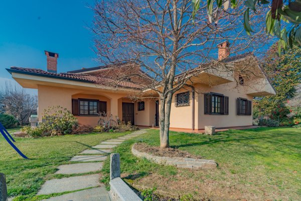 casa indipendente in vendita a Caraglio