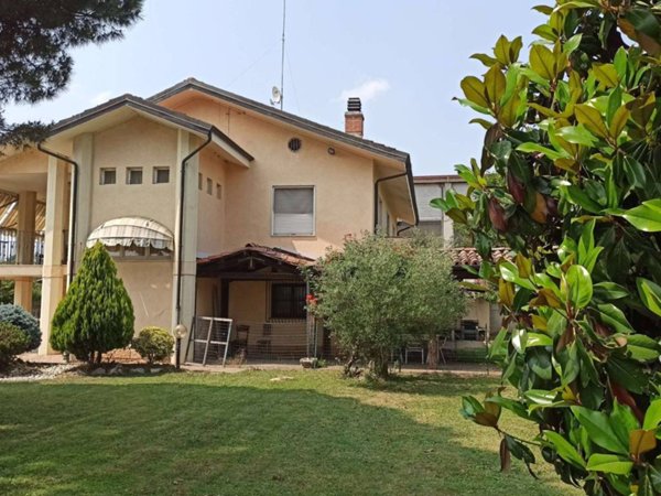 casa indipendente in vendita a Carrù