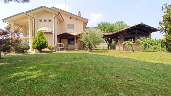 casa indipendente in vendita a Carrù