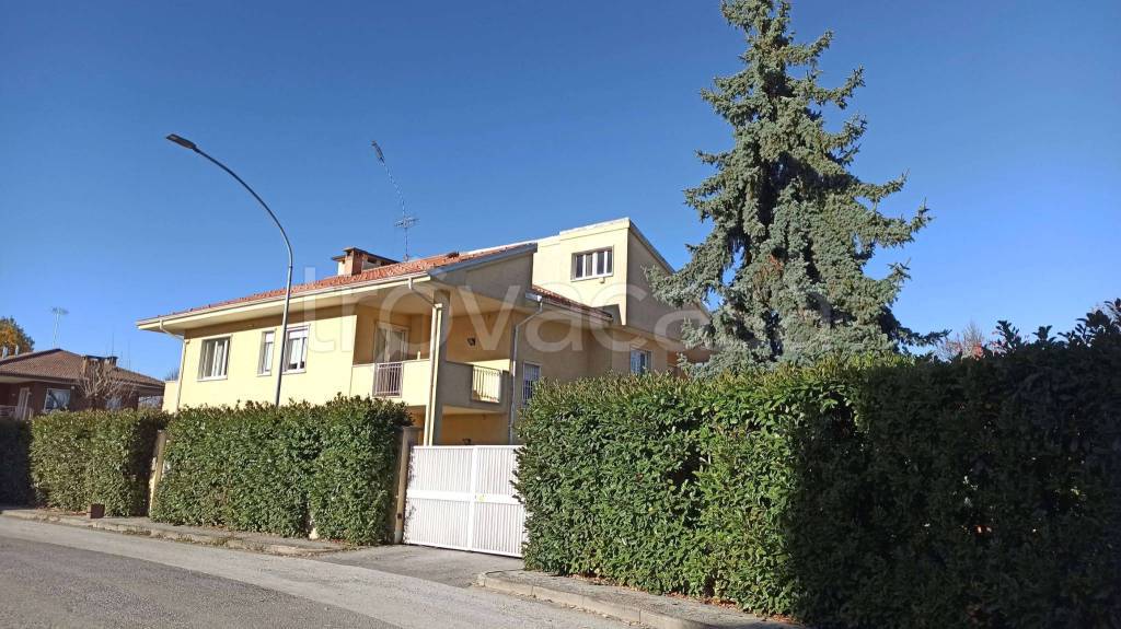casa indipendente in vendita a Carrù