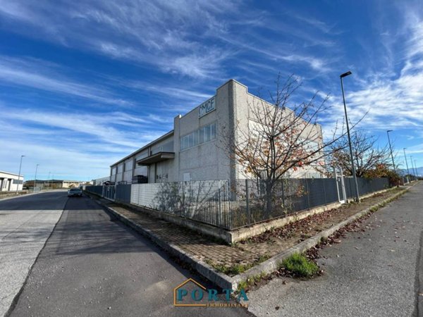 locale commerciale in vendita a Carrù