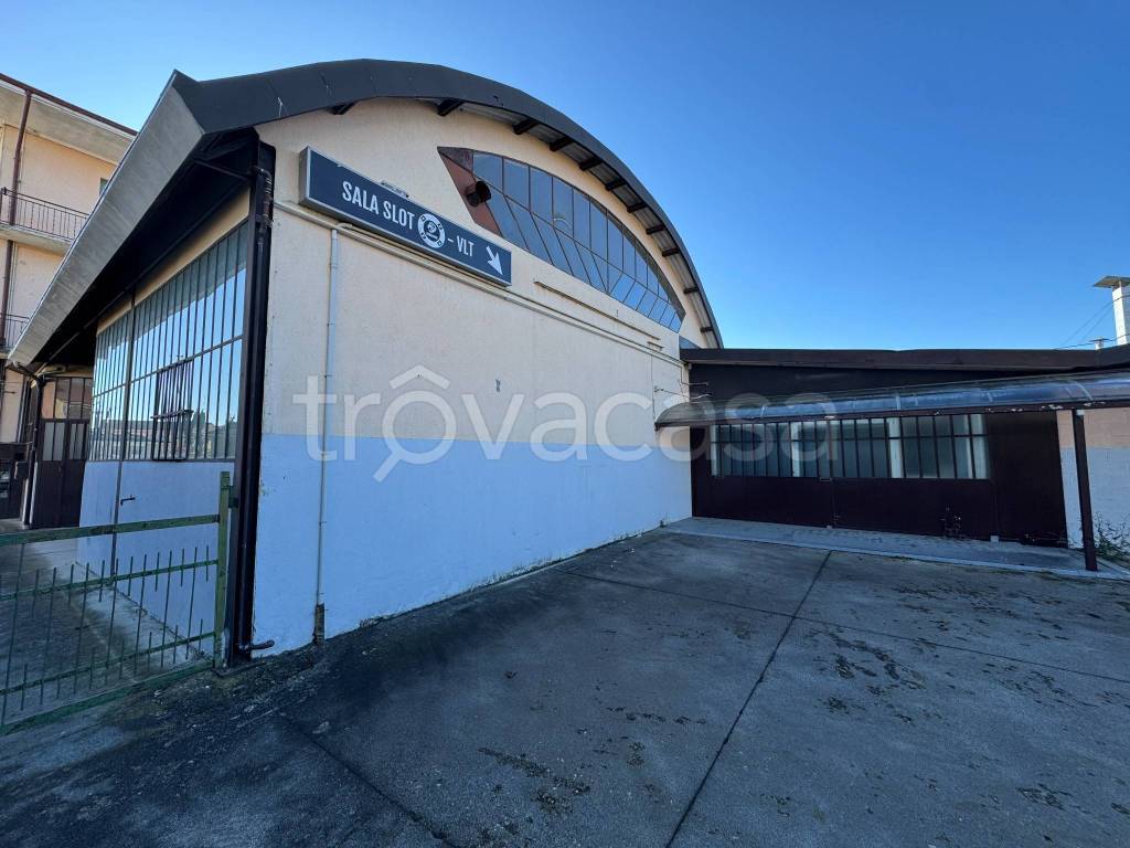 locale commerciale in vendita a Carrù