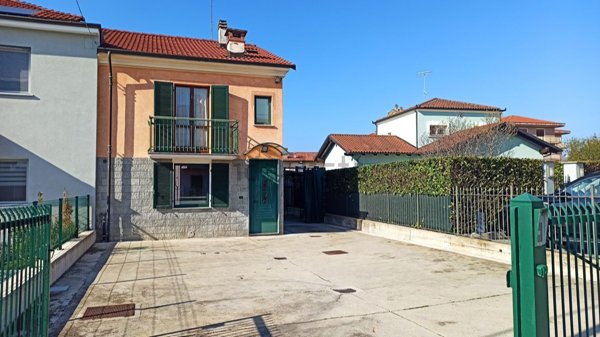 casa semindipendente in vendita a Carrù