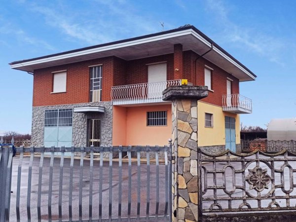 casa indipendente in vendita a Carrù