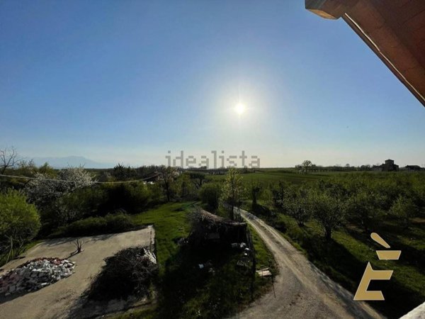 esavano in vendita a Carrù in zona Sant'Anna