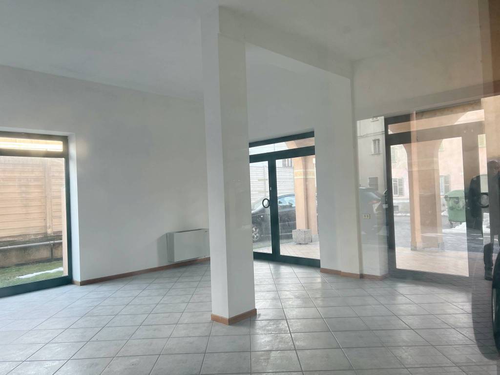 negozio in vendita a Carrù in zona Ronchi