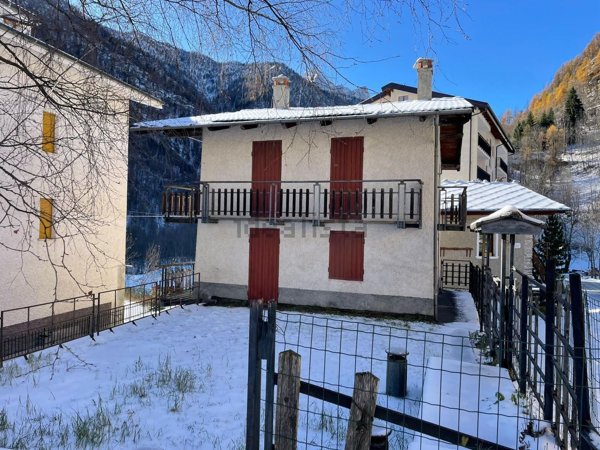 casa indipendente in vendita a Casteldelfino