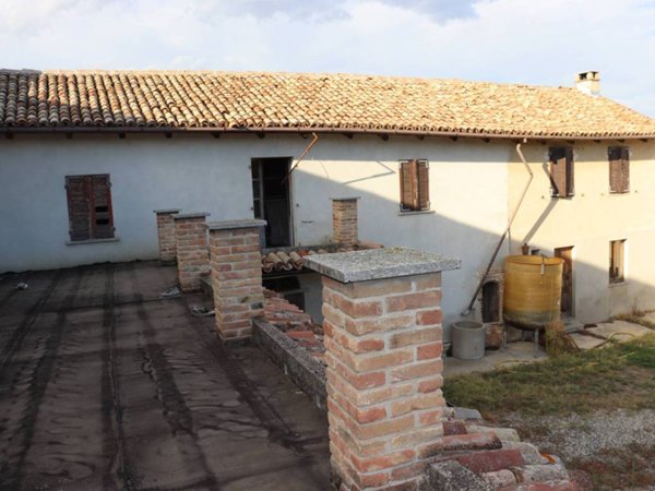 casa indipendente in vendita a Castiglione Tinella