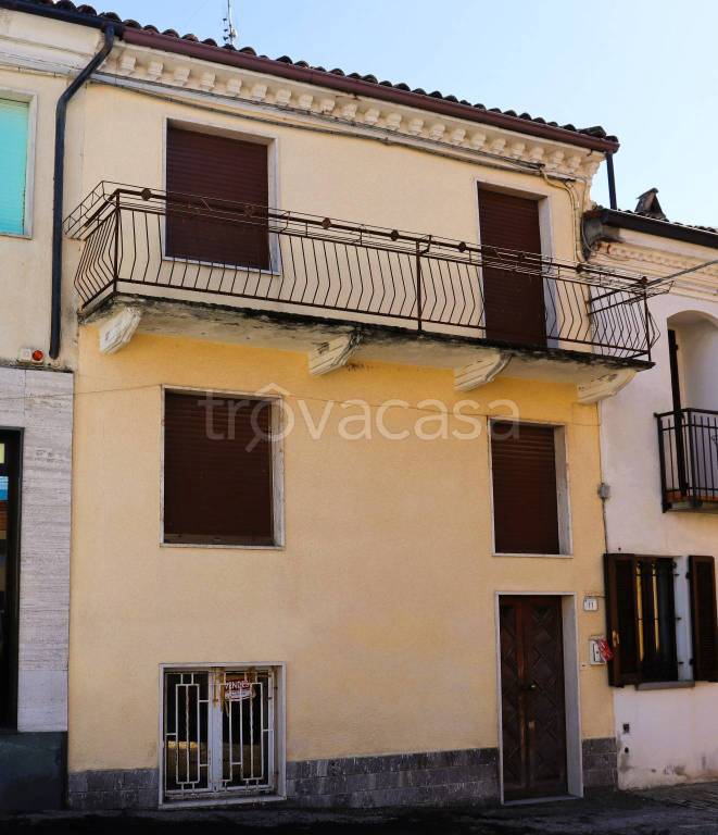 casa indipendente in vendita a Castiglione Tinella