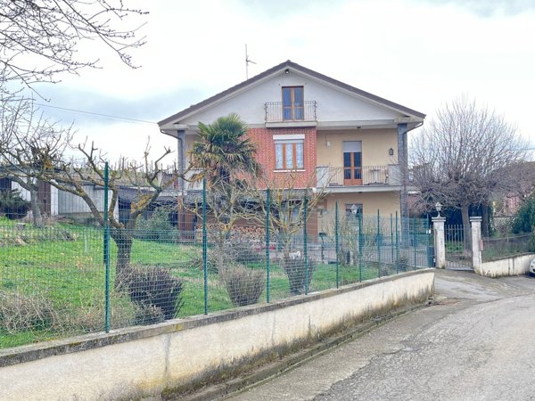 casa indipendente in vendita a Castiglione Tinella