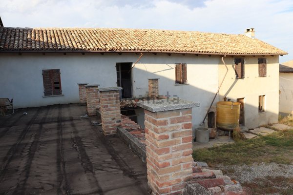 quadrivano in vendita a Castiglione Tinella