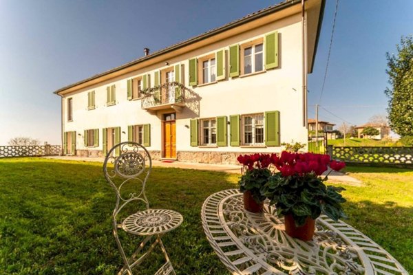 casa indipendente in vendita a Castiglione Tinella