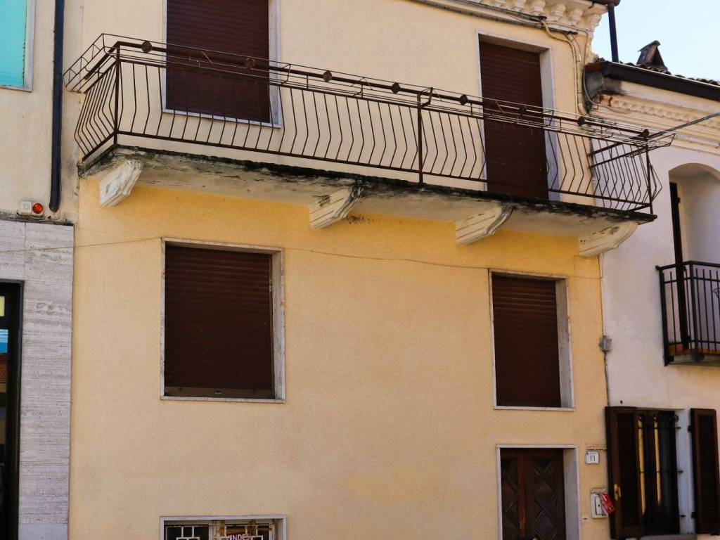 casa indipendente in vendita a Castiglione Tinella