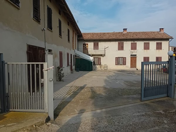 casa indipendente in vendita a Castiglione Tinella