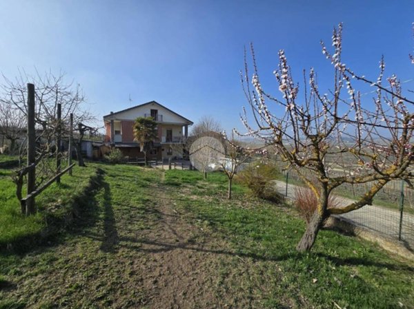 casa indipendente in vendita a Castiglione Tinella in zona San Martino