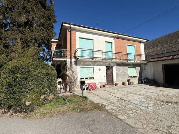 casa indipendente in vendita a Castiglione Tinella
