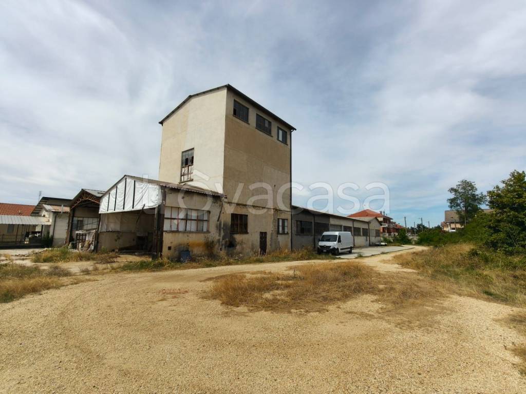 locale commerciale in vendita a Ceresole Alba