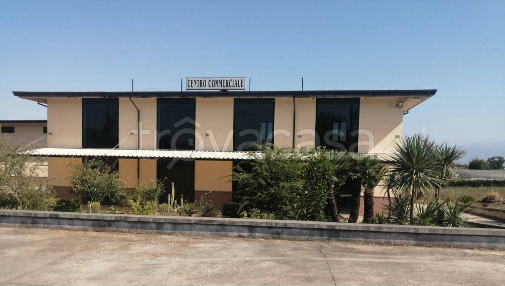 locale commerciale in vendita ad Albanella