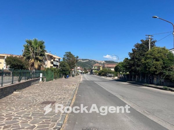 negozio in vendita ad Altavilla Silentina in zona Cerrelli