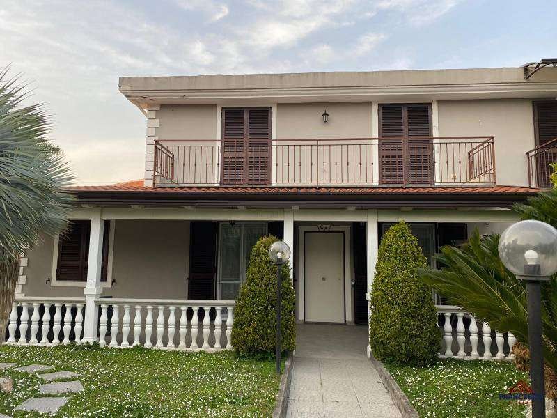 casa indipendente in vendita ad Angri
