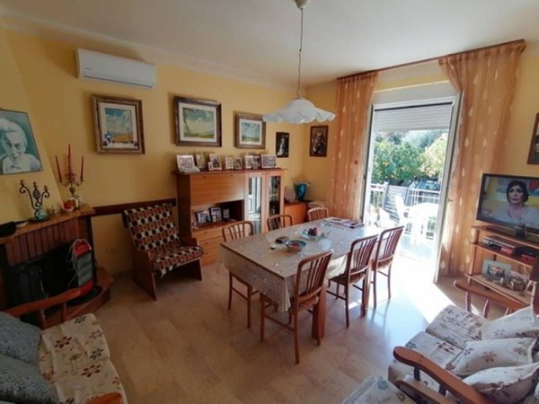 casa indipendente in vendita ad Ascea in zona Marina di Ascea
