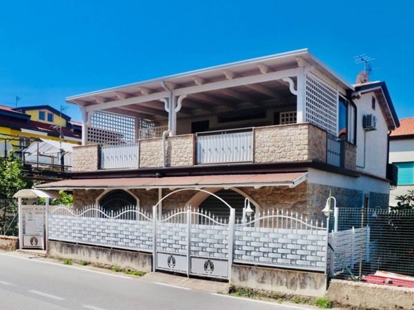 casa indipendente in vendita ad Ascea in zona Marina di Ascea